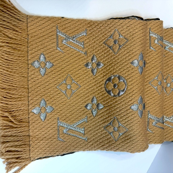 Louis Vuitton LOGOMANIA SHINE Beige Scarf Ref M75834 BNWOT 100% Authentic - Picture 5 of 6